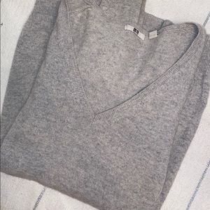 Uniqlo Gray Cashmere Sweater